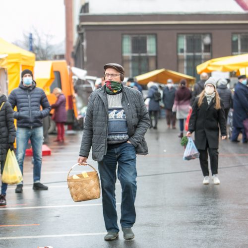 Karantinas keičia turgaus lankytojų įpročius  © Vilmanto Raupelio nuotr.