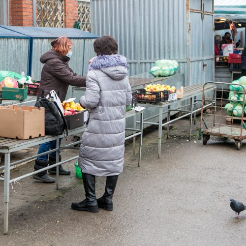 Karantinas keičia turgaus lankytojų įpročius  © Vilmanto Raupelio nuotr.