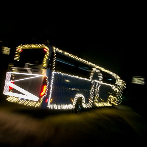 Pirmoji kalėdinio autobuso kelionė mieste  © Vilmanto Raupelio nuotr.
