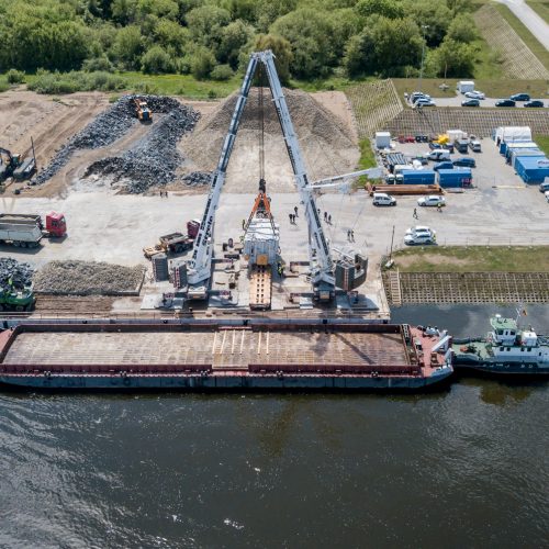 Kauną Nemunu pasiekė įspūdingas krovinys  © Vilmanto Raupelio nuotr.