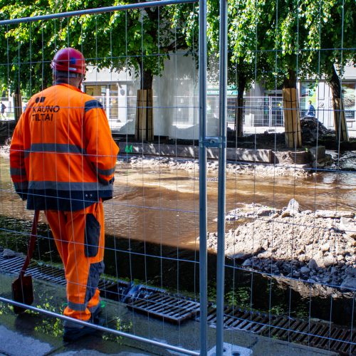 Prakirstas vandens vamzdis Laisvės al.  © Vilmanto Raupelio / Krisčio Balčiūno nuotr.