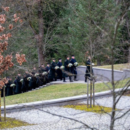 Gėlių padėjimo ceremonija ant signatarų kapų  © I. Gelūno / Fotobanko nuotr.