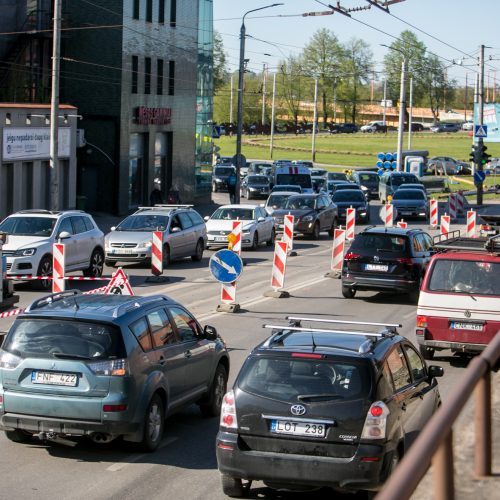 Eismo spūstys prieš Kauno pilies žiedinės sankryžos rekonstrukciją  © Vilmanto Raupelio nuotr.