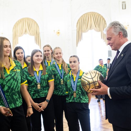 Lietuvos jaunių merginų krepšinio rinktinė susitiko su prezidentu  © P. Peleckio / BNS nuotr.