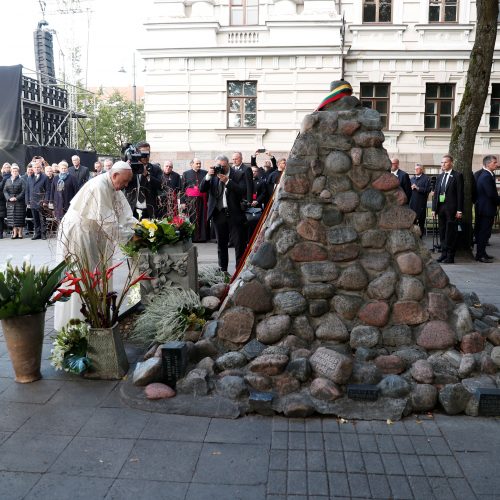 Popiežius Vilniuje pagerbė nacių ir sovietų aukas  © Scanpix nuotr.