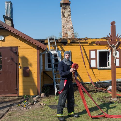 Tauragės rajone sudegė klebonijos pastato stogas  © Butauto Barausko nuotr.