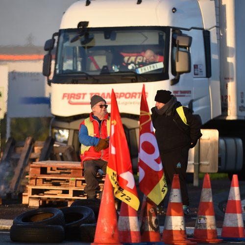 „Geltonųjų liemenių“ protestai Paryžiuje  © EPA-ELTOS ir Scanpix nuotr.