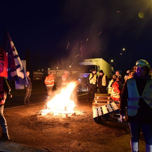 „Geltonųjų liemenių“ protestai Paryžiuje  © EPA-ELTOS ir Scanpix nuotr.