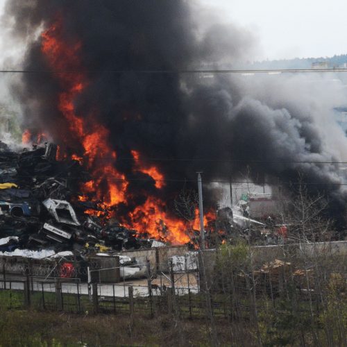 Didžiulis gaisras Kaune – atvira liepsna degė metalo krūva  © Justinos Lasauskaitės, skaitytojų, redakcijos nuotr.