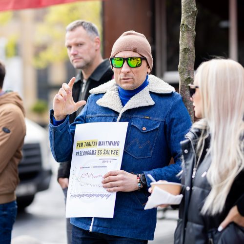 Maitinimo sektoriaus darbuotojų protestas Vilniuje  © S. Lisausko, L. Balandžio / BNS nuotr.