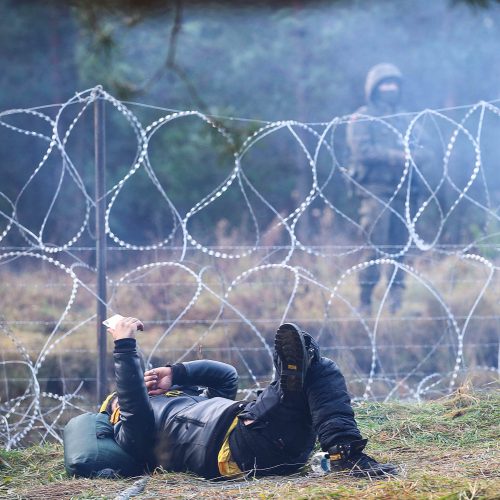 Nelegalūs migrantai Lenkijos ir Baltarusijos pasienyje  © Scanpix nuotr.