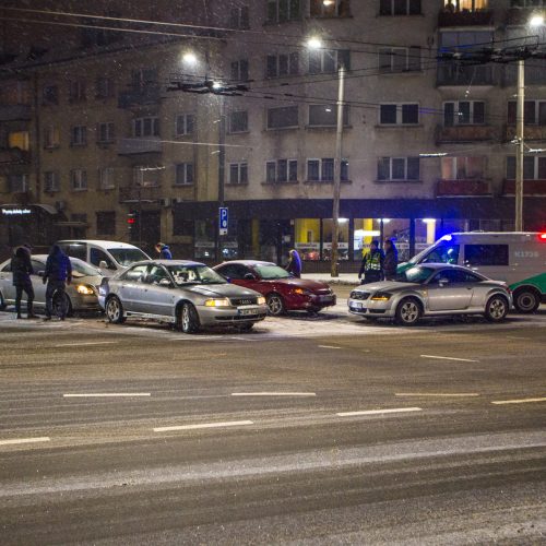 Keturių automobilių avarija „aklųjų“ sankryžoje  © Laimio Steponavičiaus nuotr.