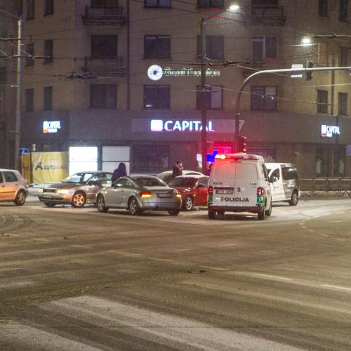 Keturių automobilių avarija „aklųjų“ sankryžoje  © Laimio Steponavičiaus nuotr.
