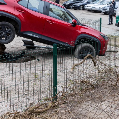 Vilniuje automobilis pakibo vaikų žaidimų aikštelėje  © P. Peleckio/BNS nuotr.