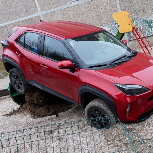 Vilniuje automobilis pakibo vaikų žaidimų aikštelėje  © P. Peleckio/BNS nuotr.