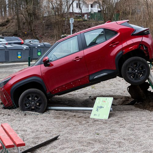 Vilniuje automobilis pakibo vaikų žaidimų aikštelėje  © P. Peleckio/BNS nuotr.