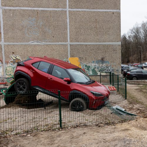 Vilniuje automobilis pakibo vaikų žaidimų aikštelėje  © P. Peleckio/BNS nuotr.