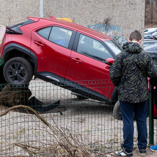 Vilniuje automobilis pakibo vaikų žaidimų aikštelėje  © P. Peleckio/BNS nuotr.