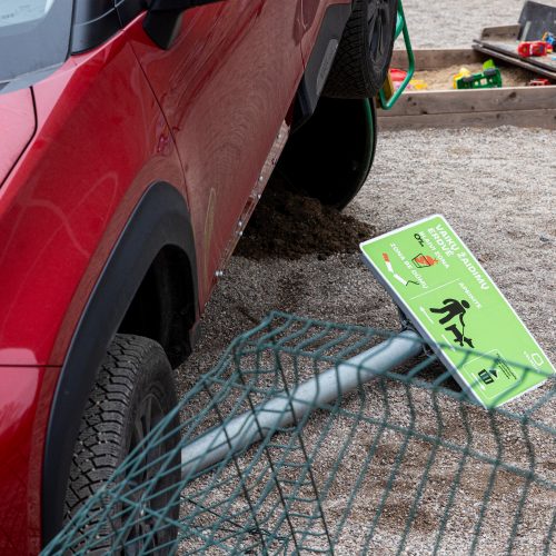 Vilniuje automobilis pakibo vaikų žaidimų aikštelėje  © P. Peleckio/BNS nuotr.