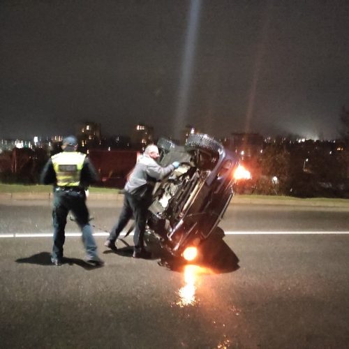 Prie Varnių tilto apsivertė „Mercedes-Benz“  © Manto Klimavičiaus nuotr. 