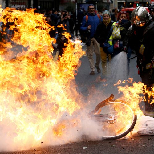 „Geltonųjų liemenių“ protestai Paryžiuje  © EPA-ELTOS ir Scanpix nuotr.