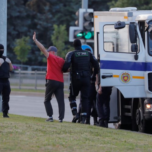 Baltarusijoje pareigūnai suiminėja protestuotojus  © Scanpix, ITAR-TASS nuotr.
