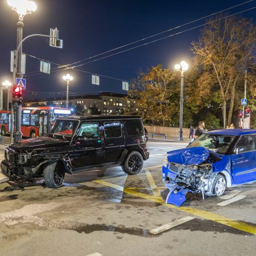  Prie Žaliojo tilto susidūrė „Škoda“ ir prabangus „Mercedes“ automobilis