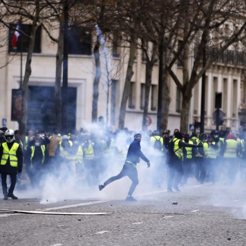 „Geltonųjų liemenių“ protestai Paryžiuje  © EPA-ELTOS ir Scanpix nuotr.