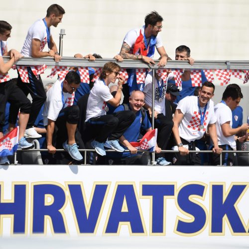 Zagrebe žmonių minia sveikino Kroatijos futbolininkus  © Scanpix, SIPA nuotr.