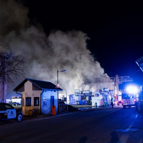 „Lietuvos geležinkelių“ teritorijoje Vilniuje dega sąvartynas  © L. Balandžio/BNS, A. Ufarto/ELTOS nuotr.