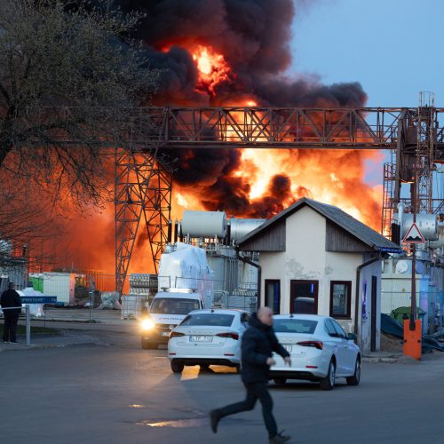 „Lietuvos geležinkelių“ teritorijoje Vilniuje dega sąvartynas  © L. Balandžio/BNS, A. Ufarto/ELTOS nuotr.