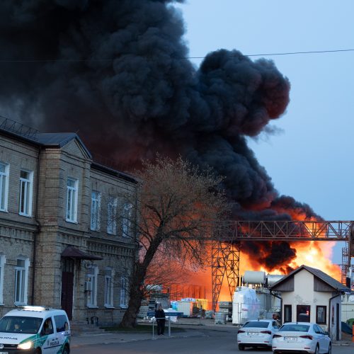 „Lietuvos geležinkelių“ teritorijoje Vilniuje dega sąvartynas  © L. Balandžio/BNS, A. Ufarto/ELTOS nuotr.