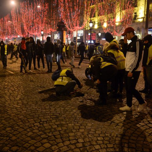 „Geltonųjų liemenių“ protestai Paryžiuje  © EPA-ELTOS ir Scanpix nuotr.