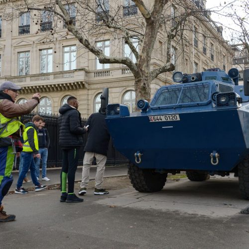 „Geltonųjų liemenių“ protestai Paryžiuje  © EPA-ELTOS ir Scanpix nuotr.