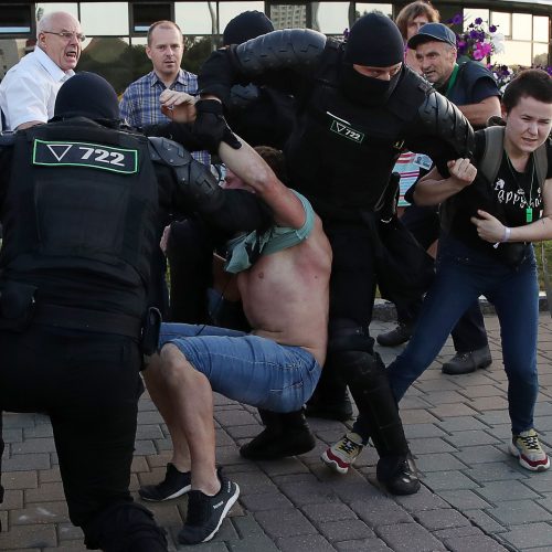 Baltarusijoje pareigūnai suiminėja protestuotojus  © Scanpix, ITAR-TASS nuotr.