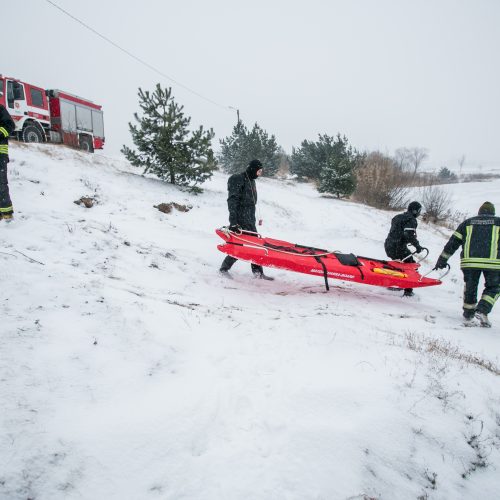 Ugniagesių pratybos – gelbėjimo darbai ant ledo  © Vilmanto Raupelio nuotr.