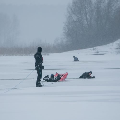 Ugniagesių pratybos – gelbėjimo darbai ant ledo  © Vilmanto Raupelio nuotr.