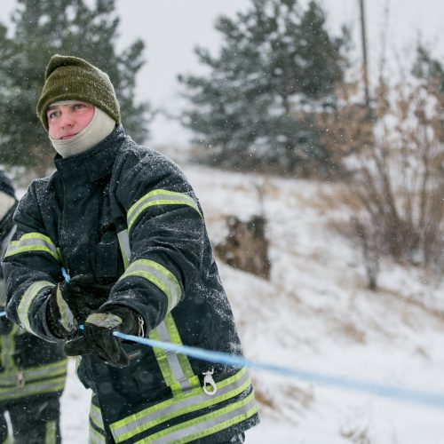 Ugniagesių pratybos – gelbėjimo darbai ant ledo  © Vilmanto Raupelio nuotr.