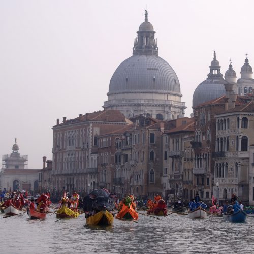 Venecijoje įsibėgėjo tradicinis karnavalas  © Scanpix nuotr.