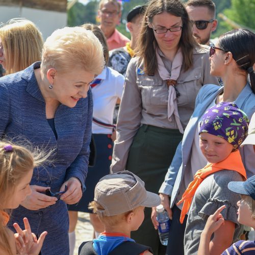 Prezidentei įteiktas garbingiausias skautų apdovanojimas  © R. Dačkaus (Lietuvos Respublikos Prezidento kanceliarijos) nuotr.