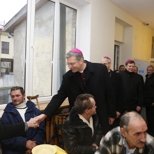 Vyskupai susitiko su vargstančiaisiais prie pietų stalo  © M. Morkevičiaus (ELTA) nuotr.
