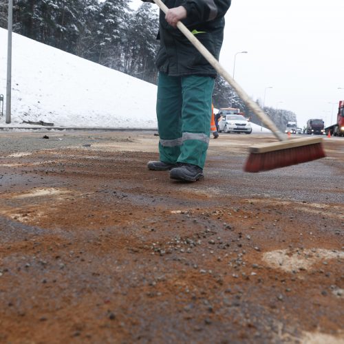 Per avariją Vilniuje išsiliejo dyzelinas  © M. Morkevičiaus / ELTOS nuotr.