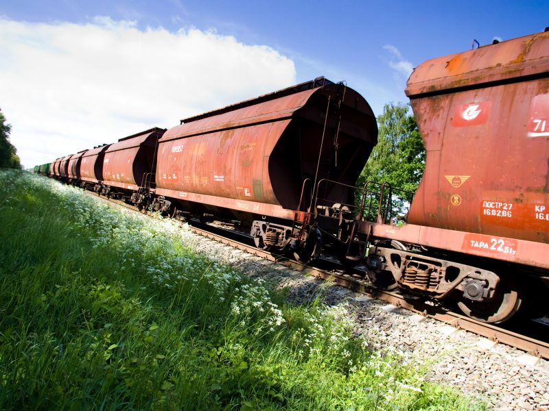 Pirmasis traukinys su sankcionuotomis prekėmis kirto Lietuvą ir pasiekė Kaliningradą