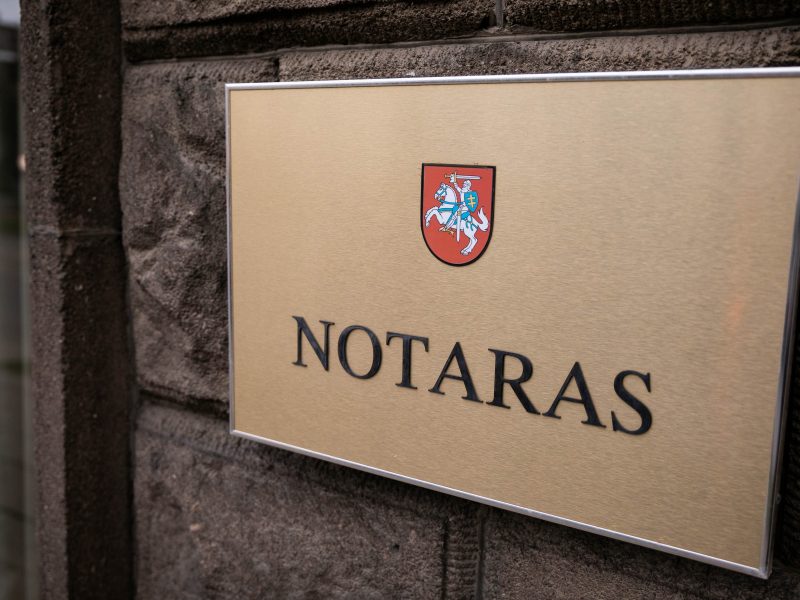 Seimas susiaurino notarų dalyvavimą: nereikės tvirtinti dokumentų vertimų