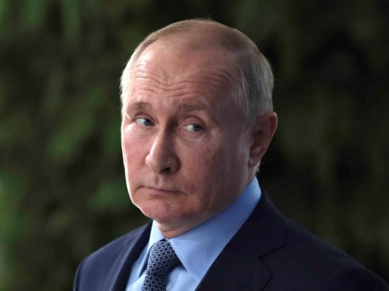 V. Putinas O. Scholzui: Rusija Ukrainoje kovoja su nacių ideologija 