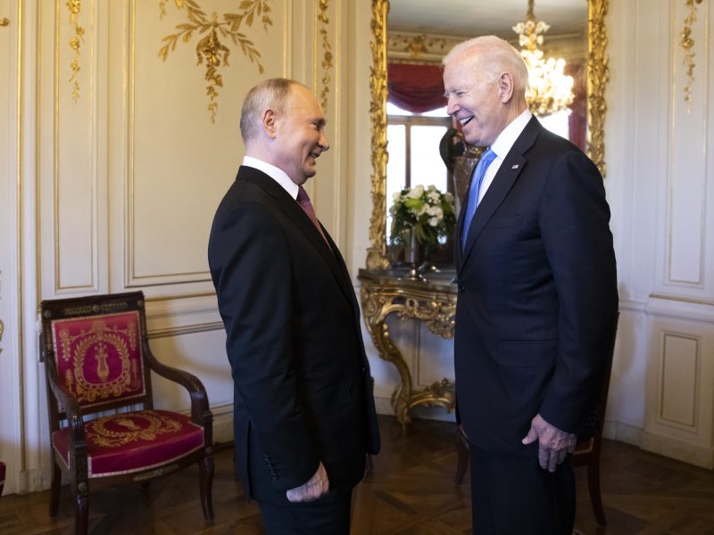 V. Putinas ir J. Bidenas sako, kad derybos Ženevoje praėjo gerai, tačiau nesutarimų lieka
