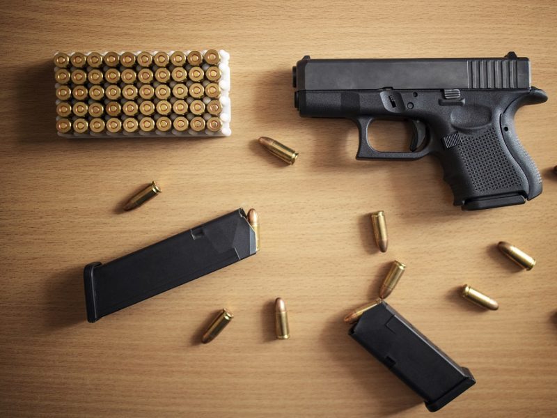 Trakų rajone tvarkydama garažą moteris rado pistoletą ir du šautuvus