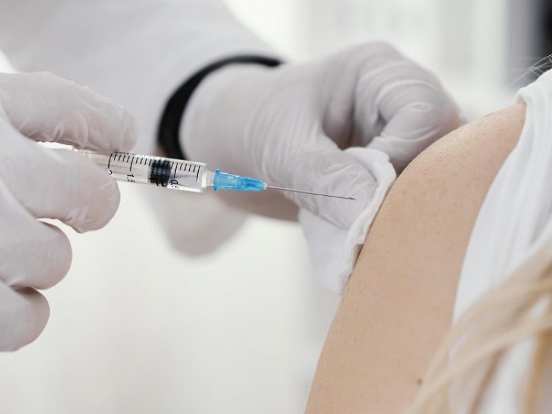 Lietuvą pasiekė COVID-19 omikron atmainai pritaikytos vakcinos