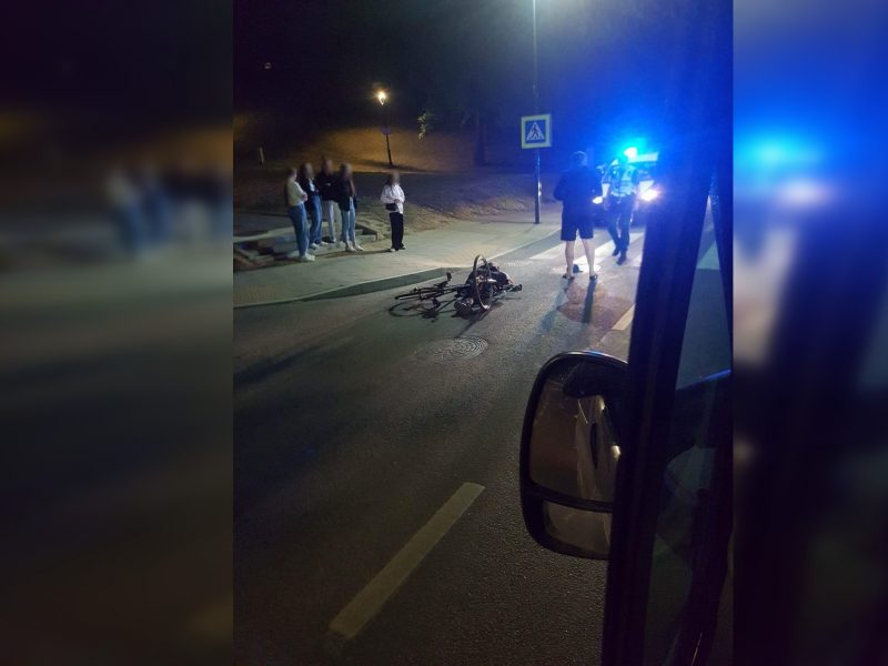 Girtas vyras naktį nukrito nuo dviračio ir susižalojęs liko gulėti gatvėje
