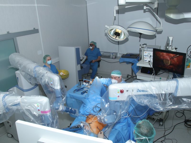 KUL robotinė chirurgija vystoma jau ketverius metus: atlikta 800 pirmųjų Lietuvoje operacijų